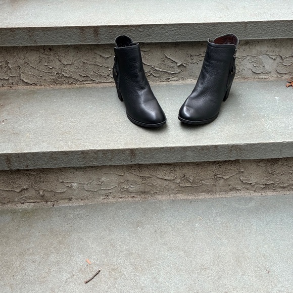 Women’s Skechers Buttery Soft Leather Black Side Zipper Ankle Booties Grunge 6 - Picture 2 of 7